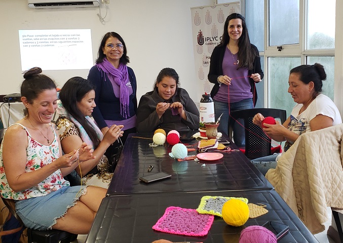 Merenderos participaron de concurso de tejido para la fabricación de mantas para bebes