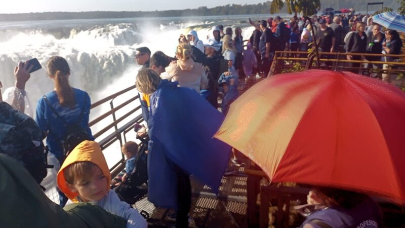 Cataratas colmada de turistas en el inicio al receso invernal