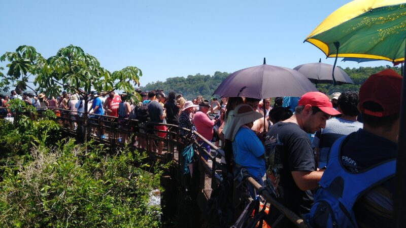 Activaron el protocolo de visitas multitudinarias en Cataratas, sin embargo, se saturó el estacionamiento