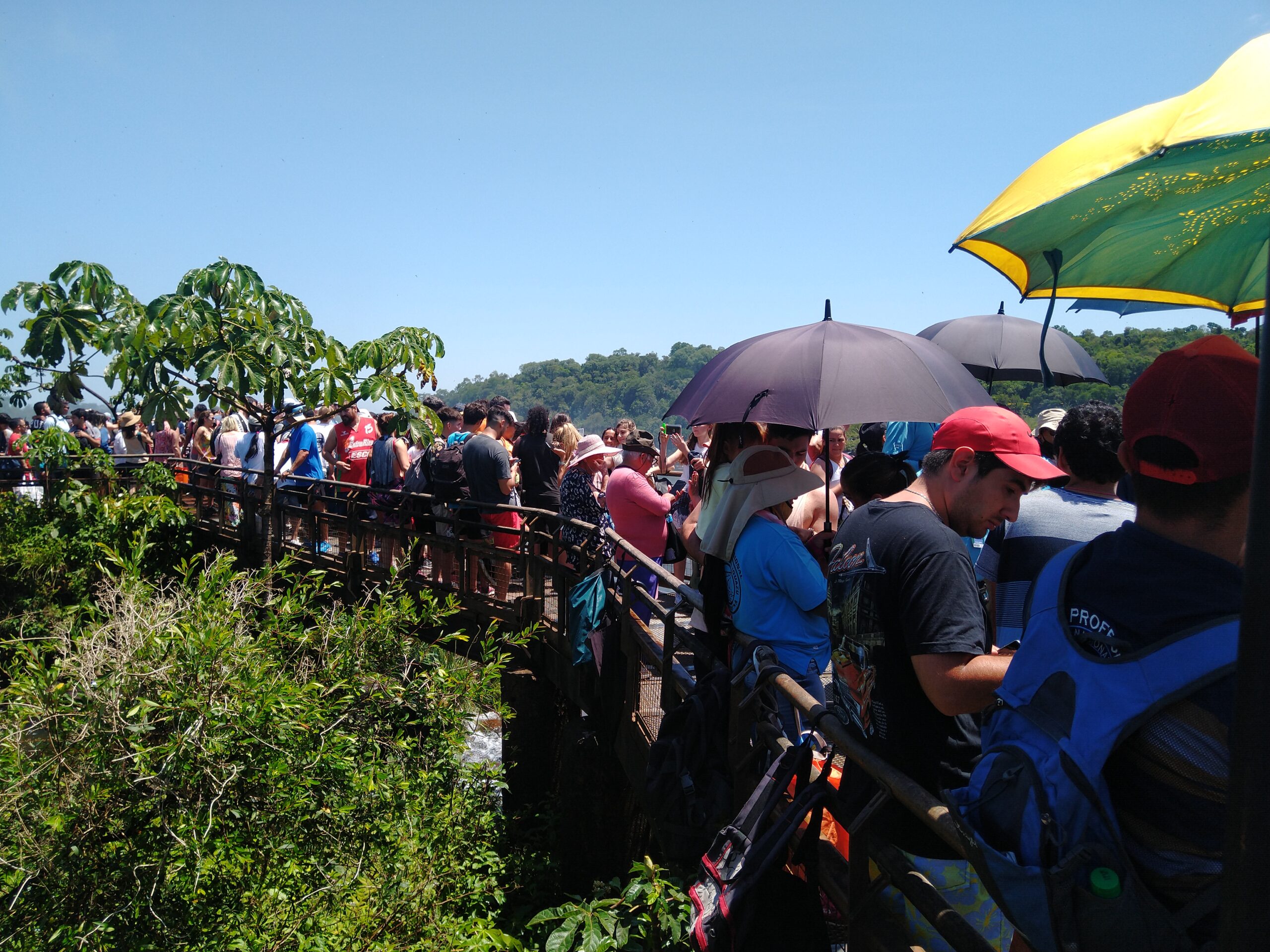 Activaron el protocolo de visitas multitudinarias en Cataratas, sin embargo, se saturó el estacionamiento