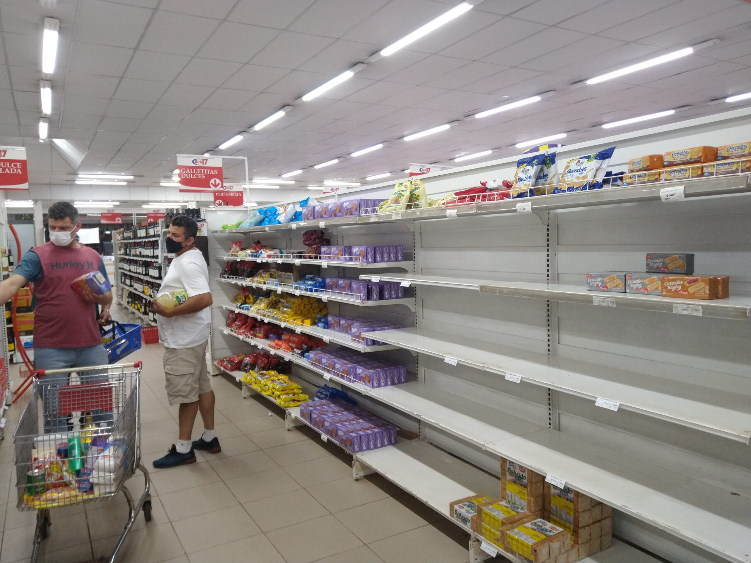Incertidumbre, faltantes de productos y especulación complica al comercio de Iguazú