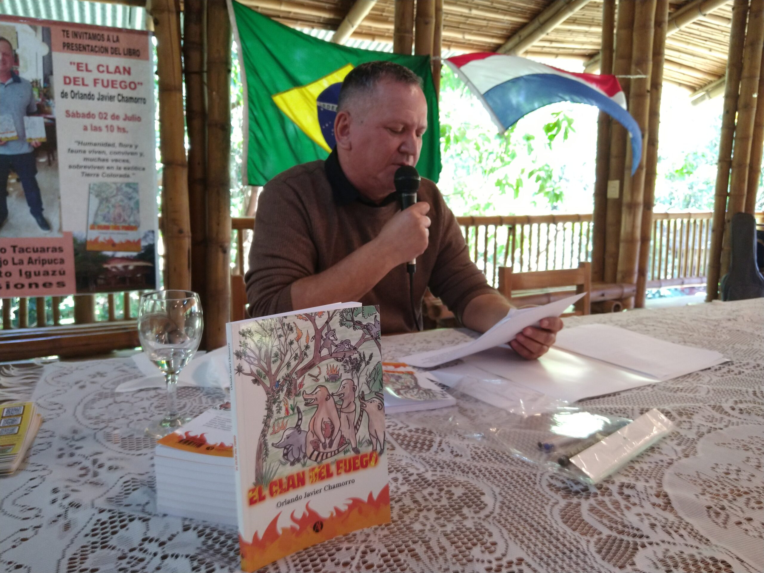 El escritor Orlando Chamorro presentó su tercer libro “El Clan del Fuego”