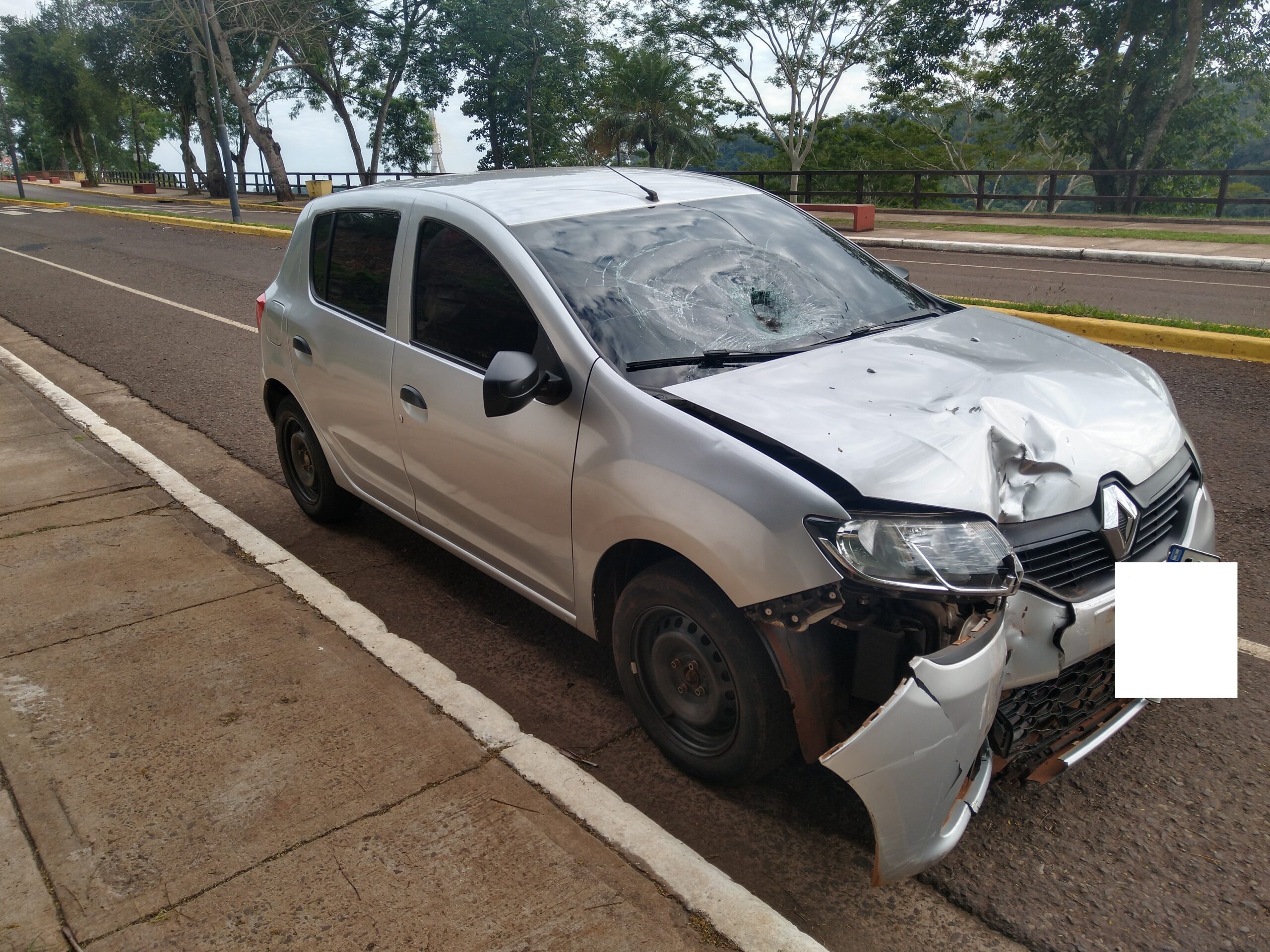 Manejaba contramano y chocó con un automóvil en la costanera de Iguazú