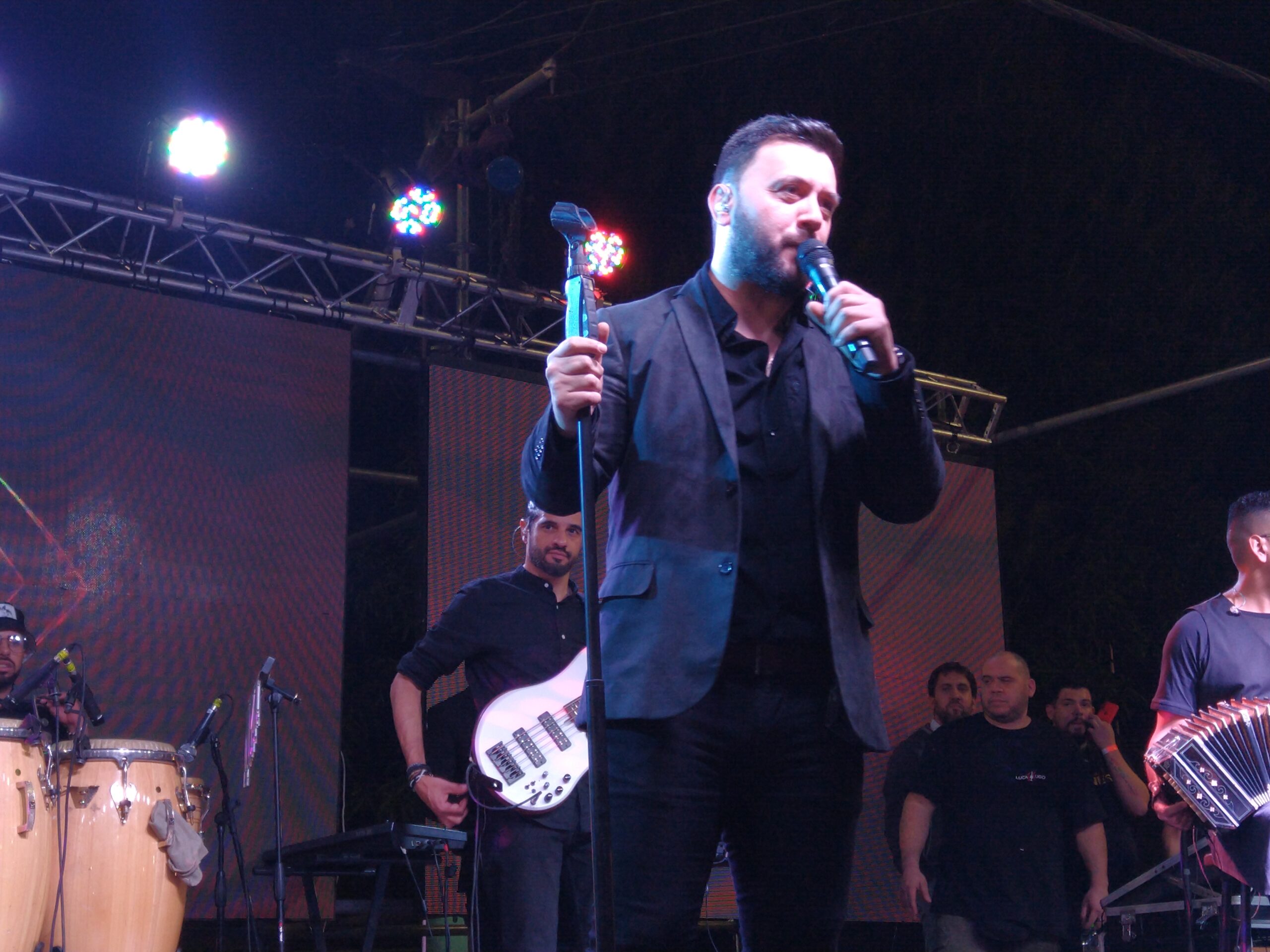 Cientos de personas cantaron y bailaron con Lucas Sugo en Iguazú
