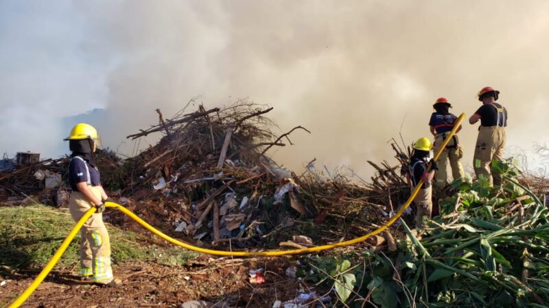 Quemaban basura, el incendio salió de control y puso en peligro viviendas