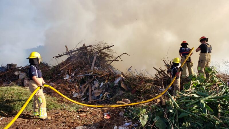 El incendio en el basural a cielo abierto está controlado, pero no sofocado