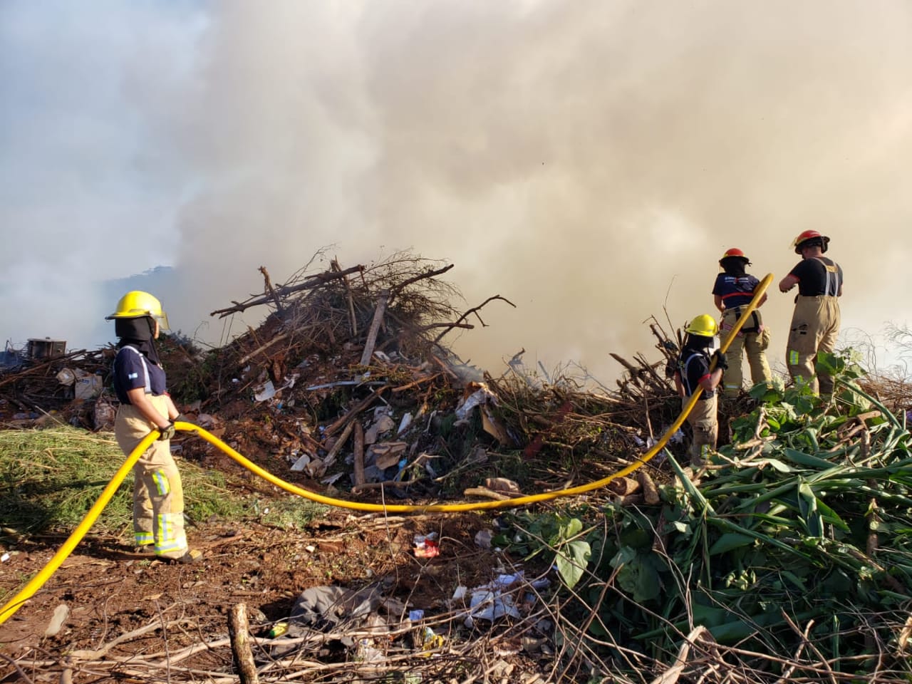 El incendio en el basural a cielo abierto está controlado, pero no sofocado