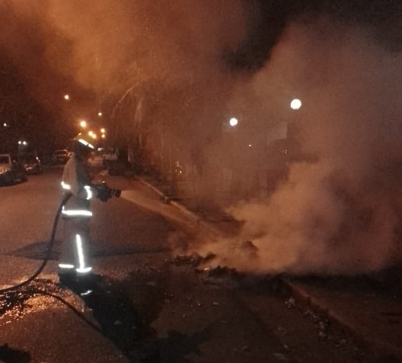 Vándalos continúan destruyendo contenedores de residuos