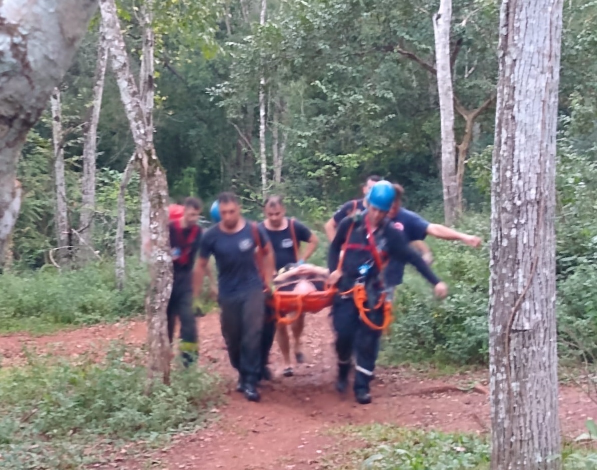 Bomberos rescataron a un turista que cayó en uno de los saltos del arroyo Mbocay