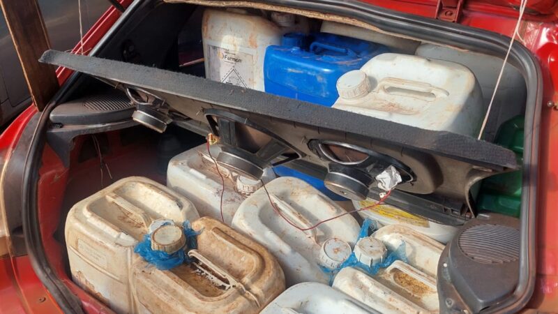 Incautaron 30 bidones con nafta que eran transportados de forma peligrosa en un automóvil
