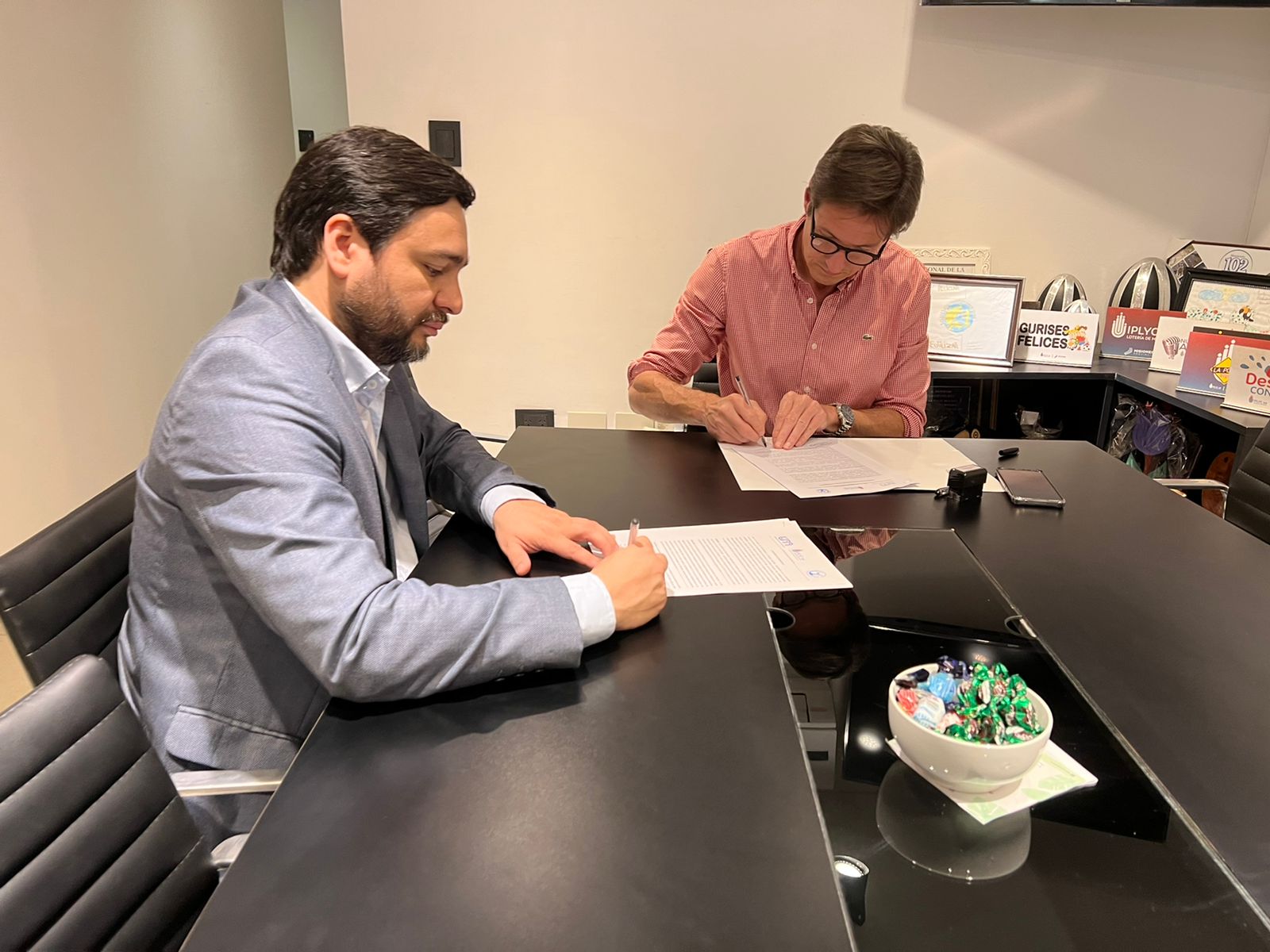 Buscan incorporar a los sorteos a intérprete de lengua de señas