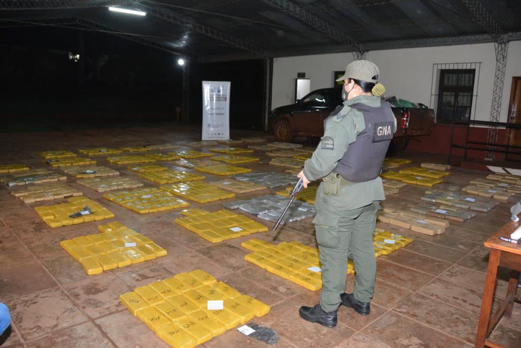 Hallan camioneta con pedido de captura abandonada con más de una tonelada de marihuana