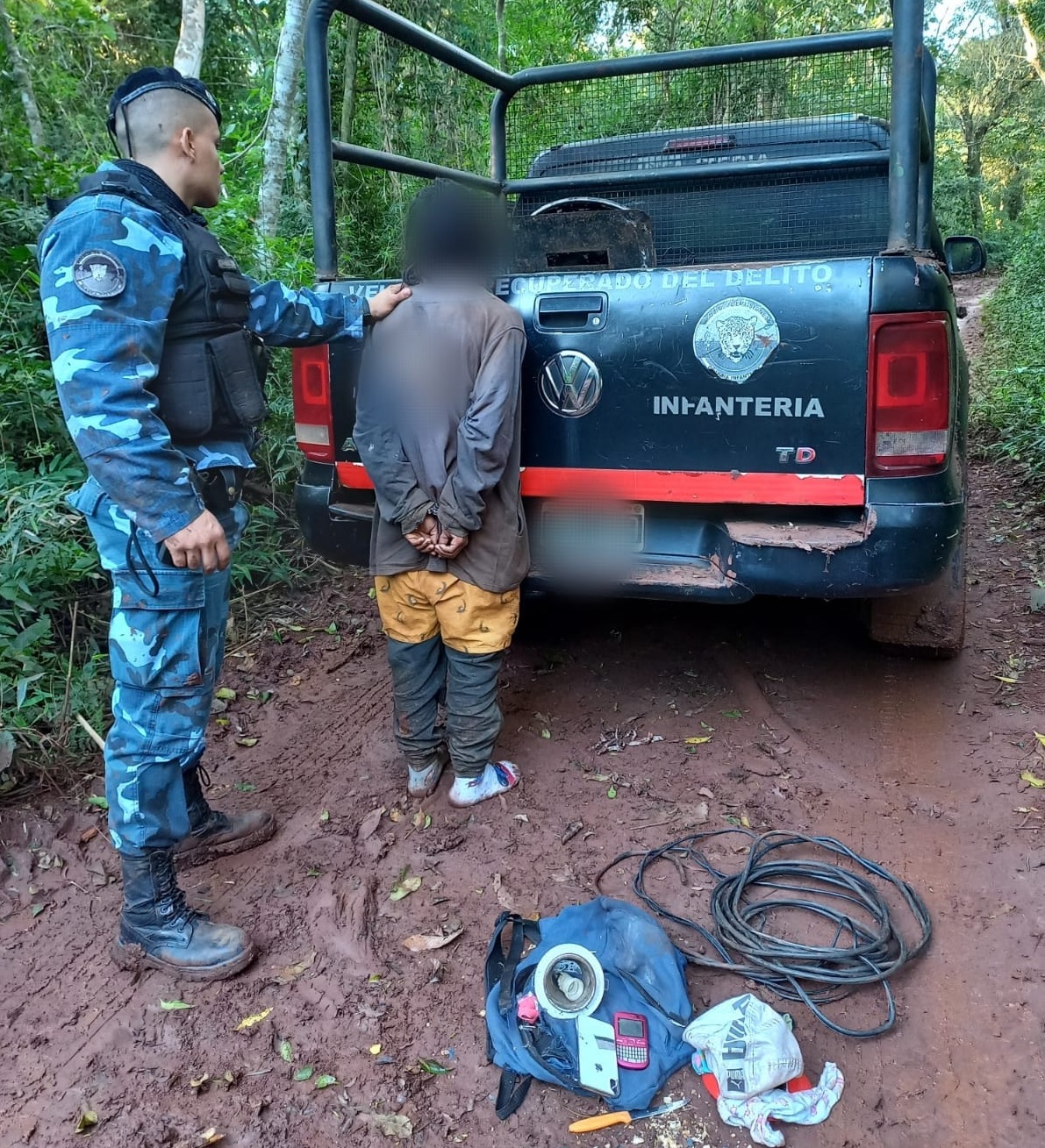Intentó escapar con objetos de dudosa procedencia y fue detenido