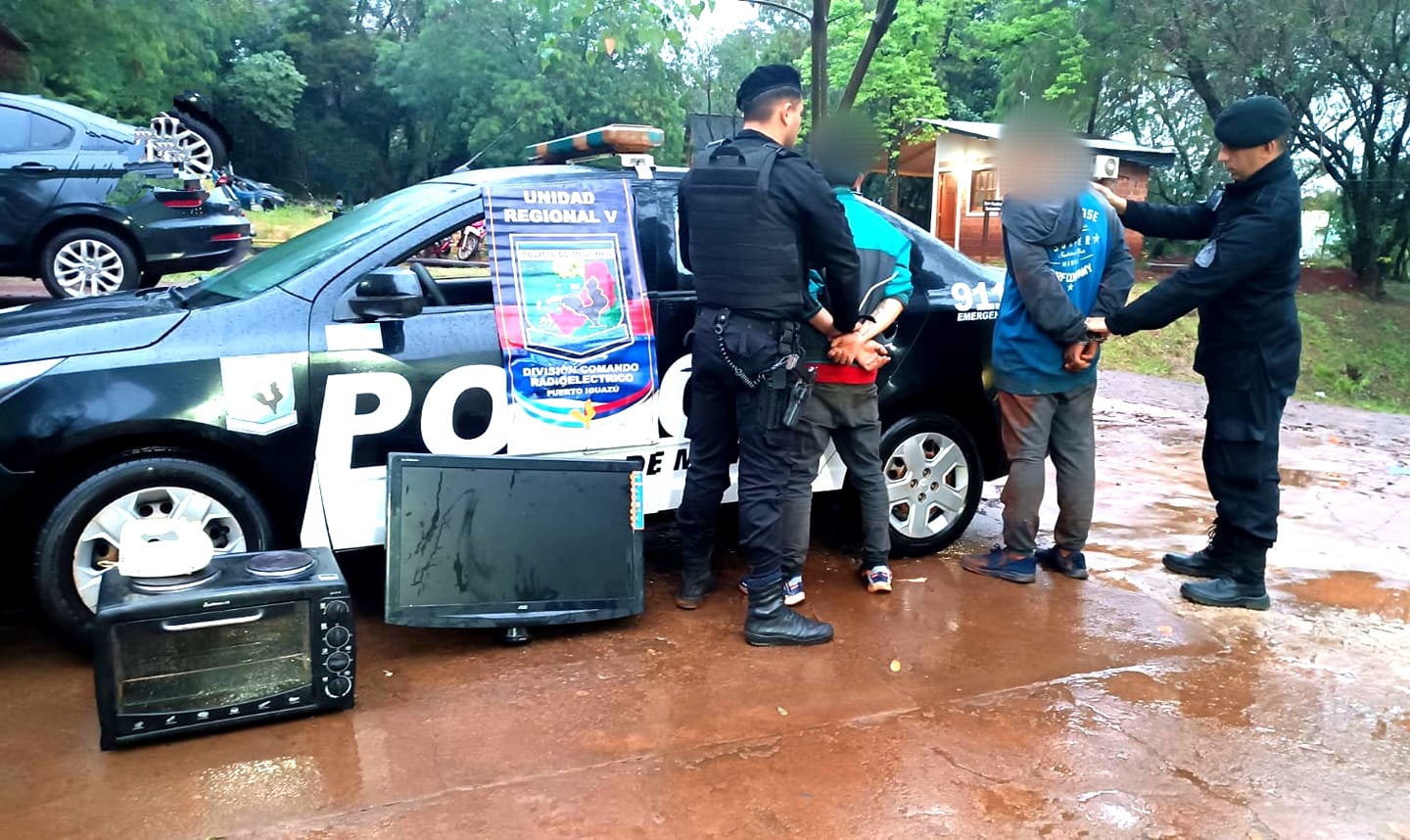Fueron detenidos cuando llevaban un horno eléctrico, un televisor y una microprocesadora
