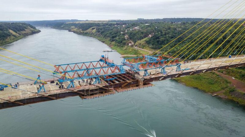 Conectaron los dos lados del Puente de la Integración que une Brasil y Paraguay