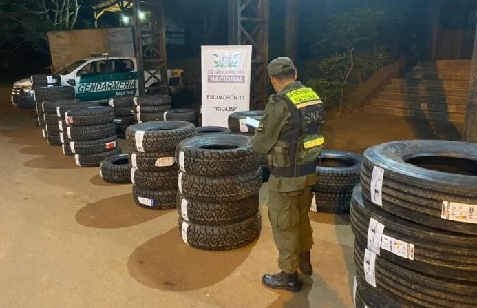 Gendarmería incautó cubiertas de contrabando en el control Urugua-í