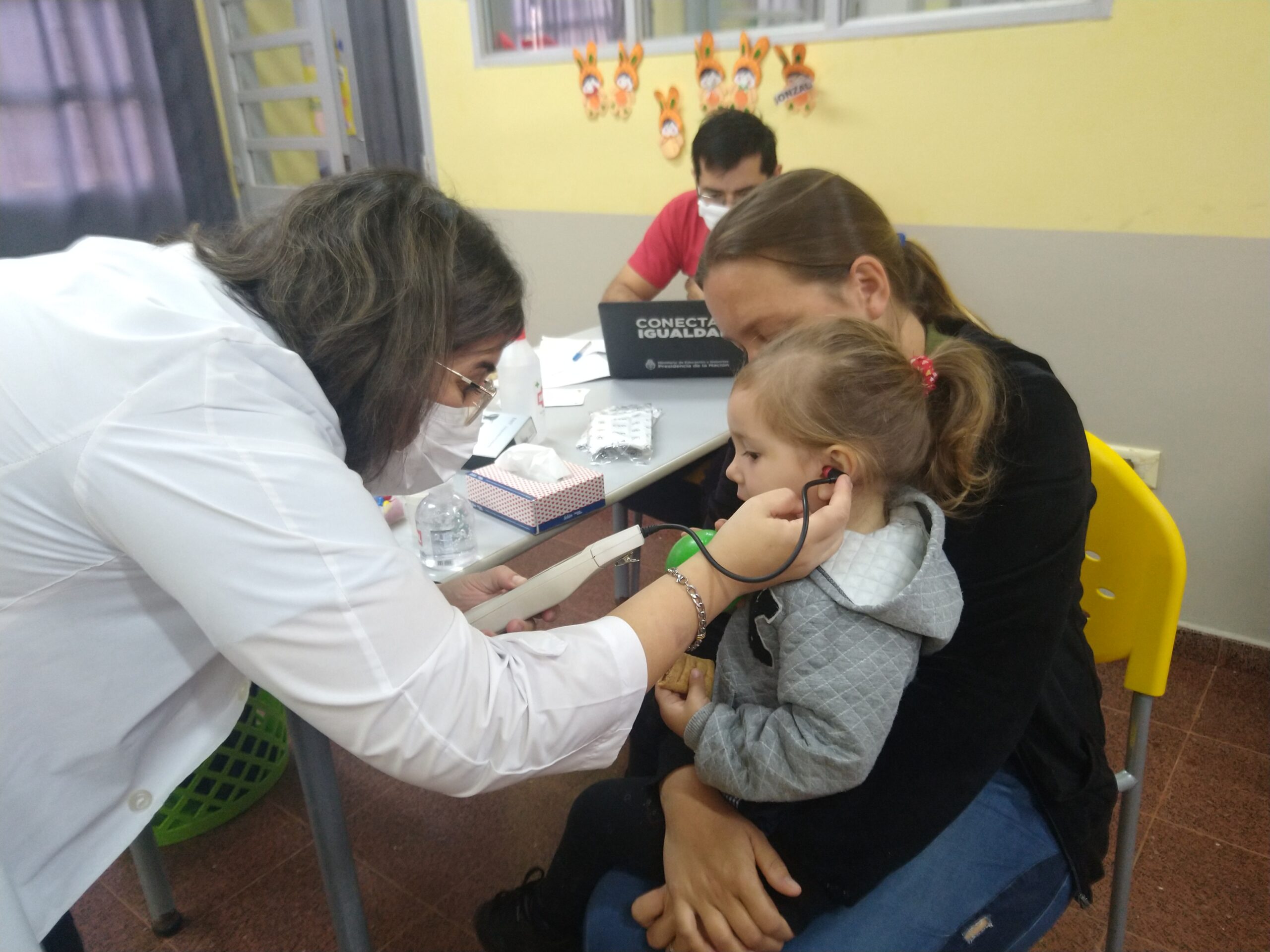 Para cubrir la falta de especialistas, médicos viajan de un municipio a otro