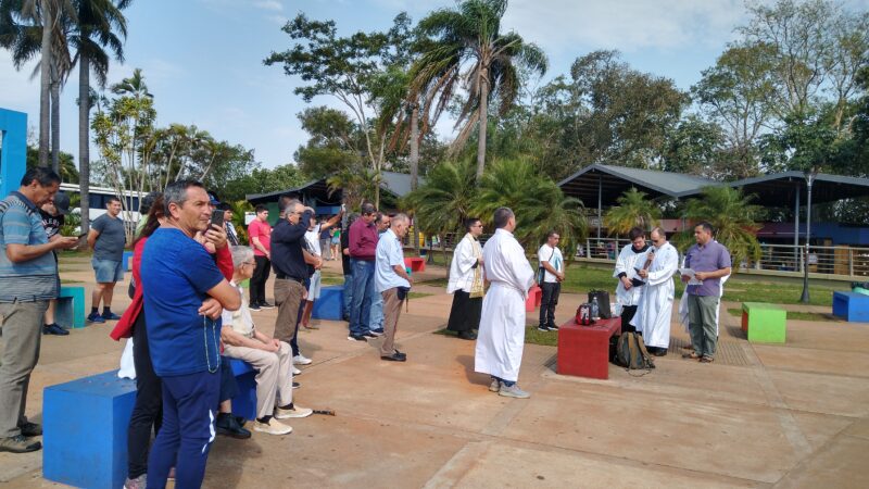 Se reunieron en el Hito Tres Fronteras para rezar el primer rosario de hombres