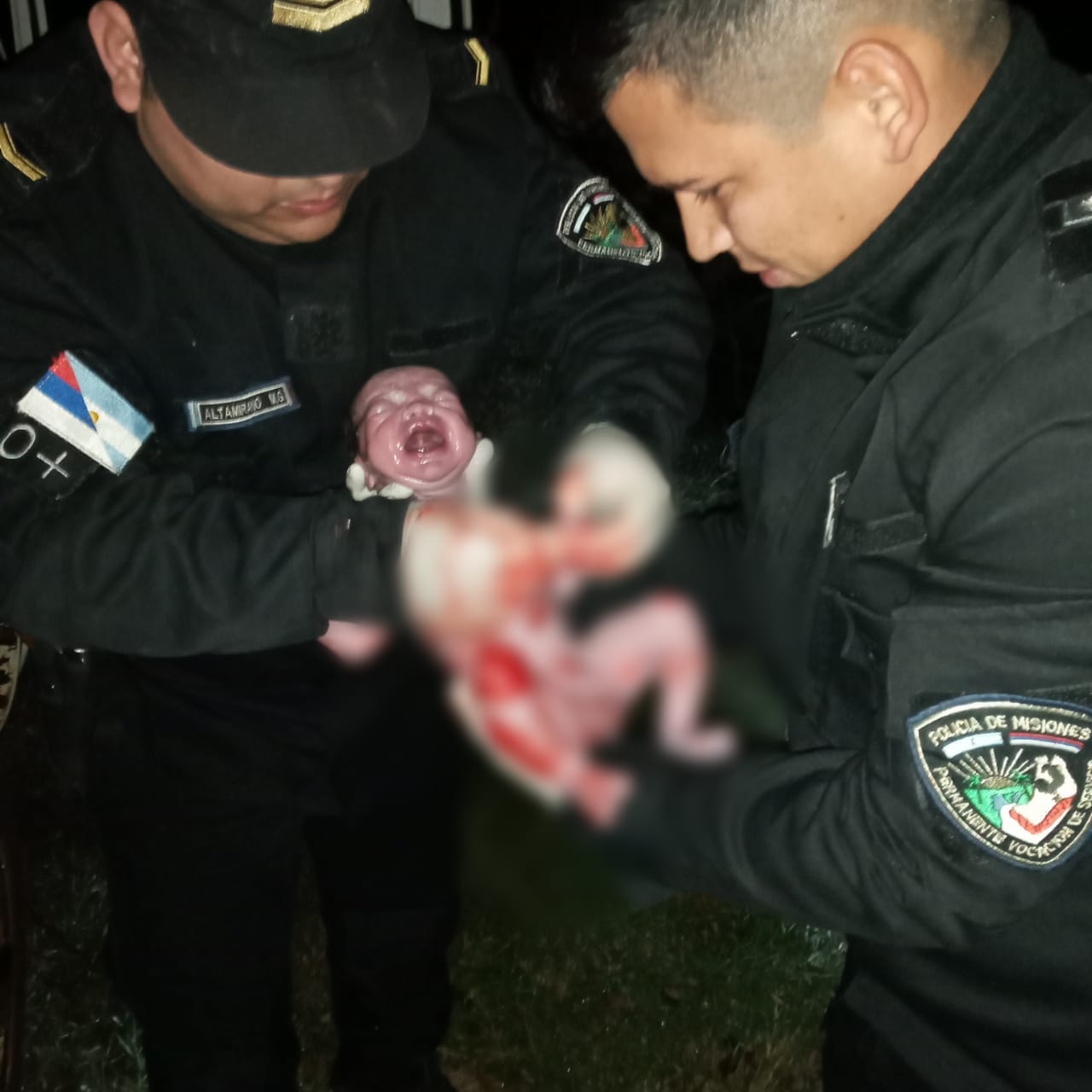 Policías “parteros” le dieron la bienvenida a Esteban, quien nació en una patrulla de Pozo Azul