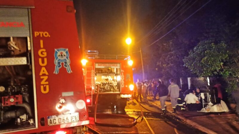 Bomberos salvaron una casa de ser consumida en su totalidad por el fuego