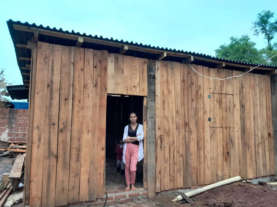 Iguazú: A casi un mes del incendio Madre e Hija cuentan con un techo para resguardarse