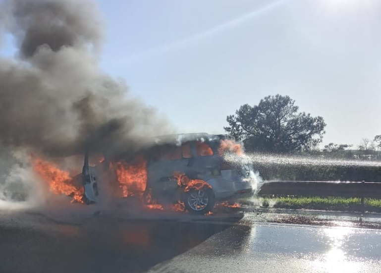 Automóvil se incendió sobre el puente en Urugua-í