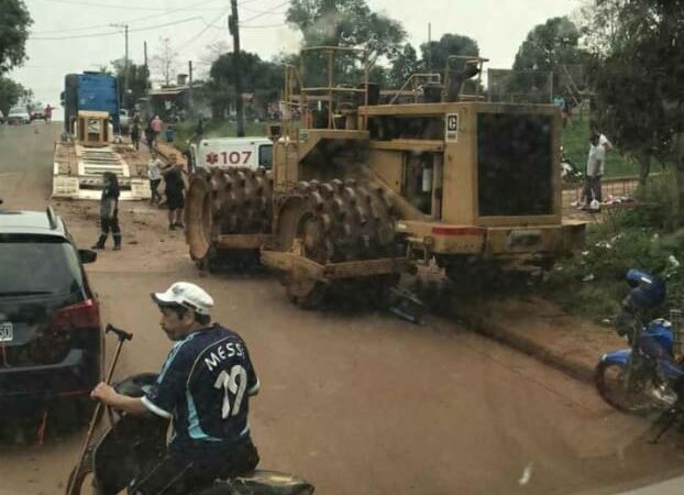Una máquina pesada se soltó y colisionó a una motocicleta 