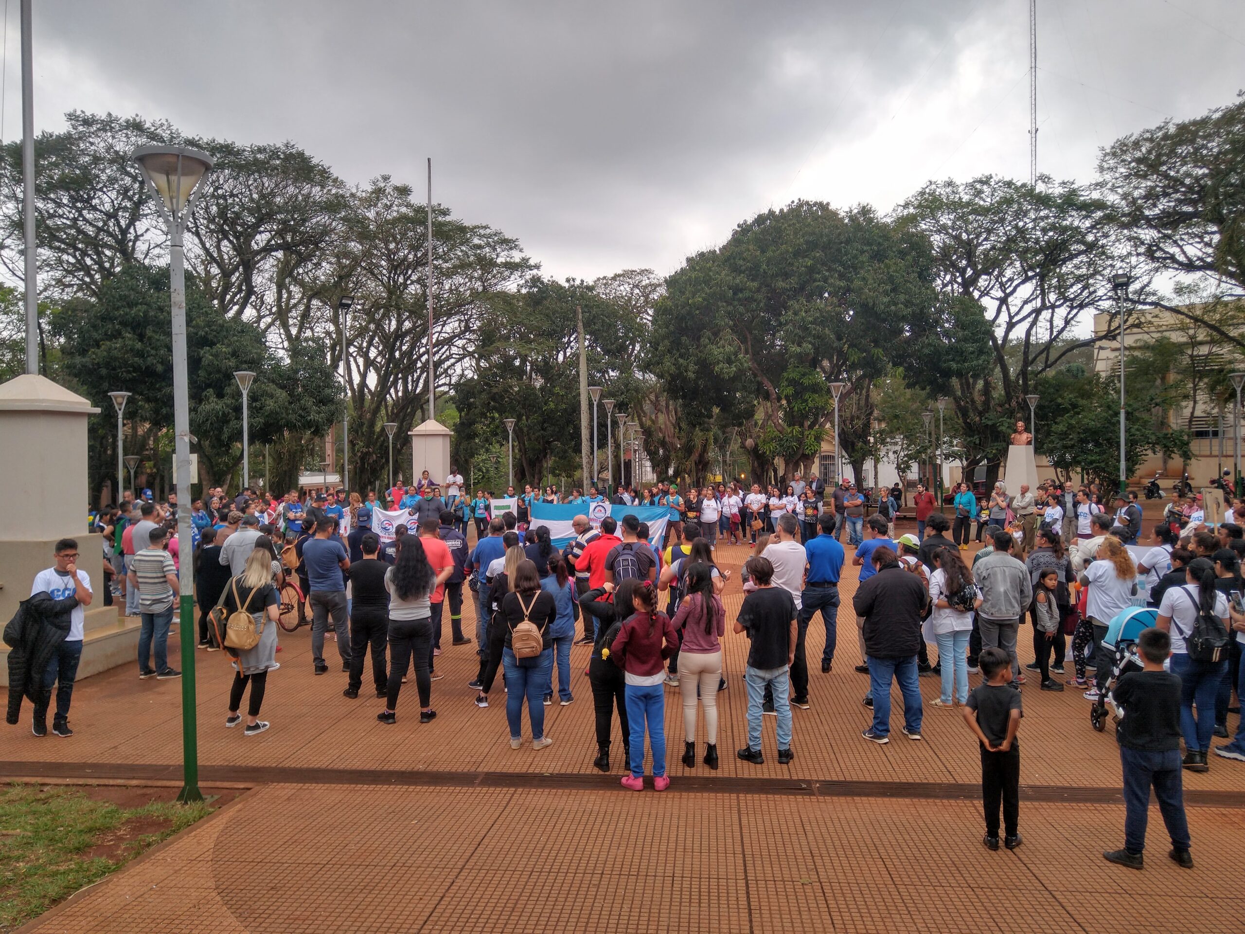 Cerca de 150 personas se reunieron en la Plaza San Martín para defender la democracia