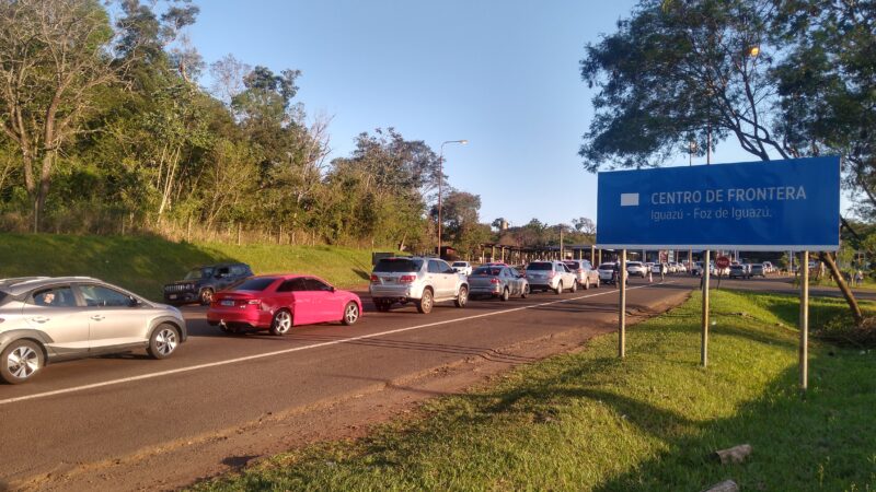 Sin cambios, las filas para ingresar al país por el puente Tancredo Neves persisten