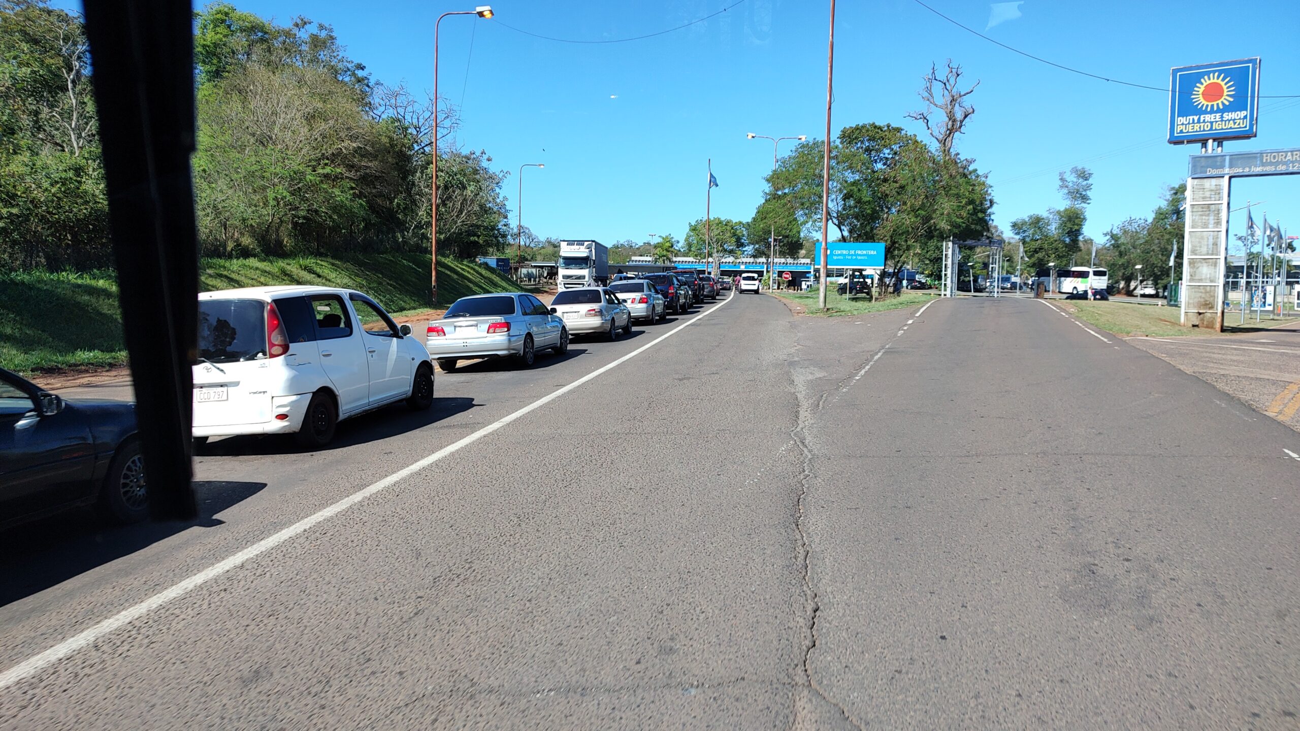 Largas filas para ingresar al país por el puente Tancredo Neves
