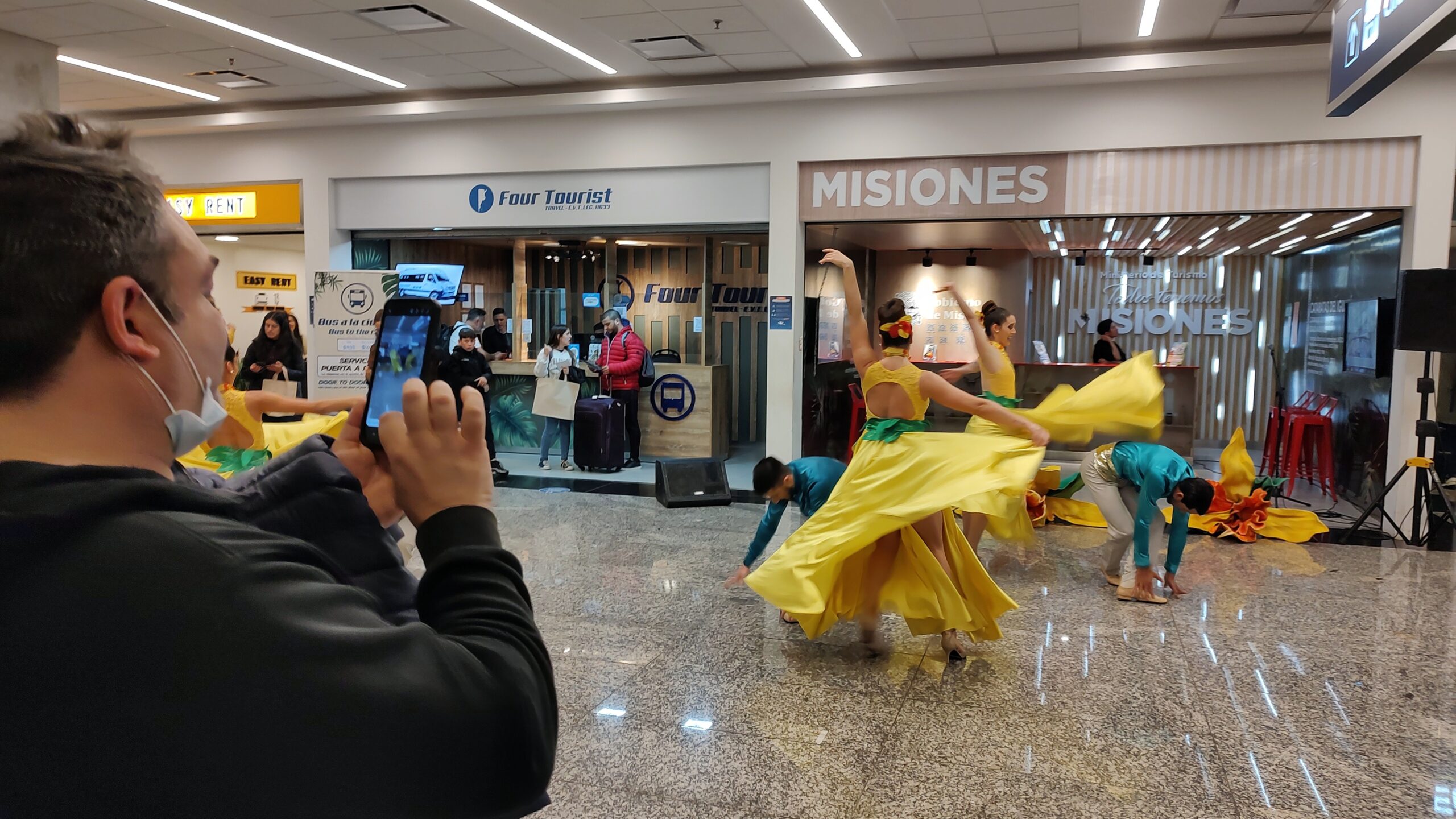 El ballet del Parque del Conocimiento recibe a los turistas en el Aeropuerto de Iguazú