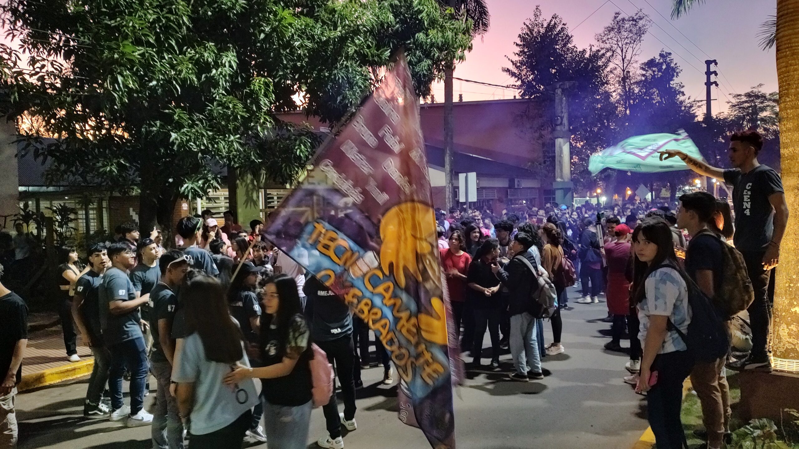 Alumnos de la EPET Nº 4 continúan festejando del día del estudiante y recorrieron las calles de la ciudad