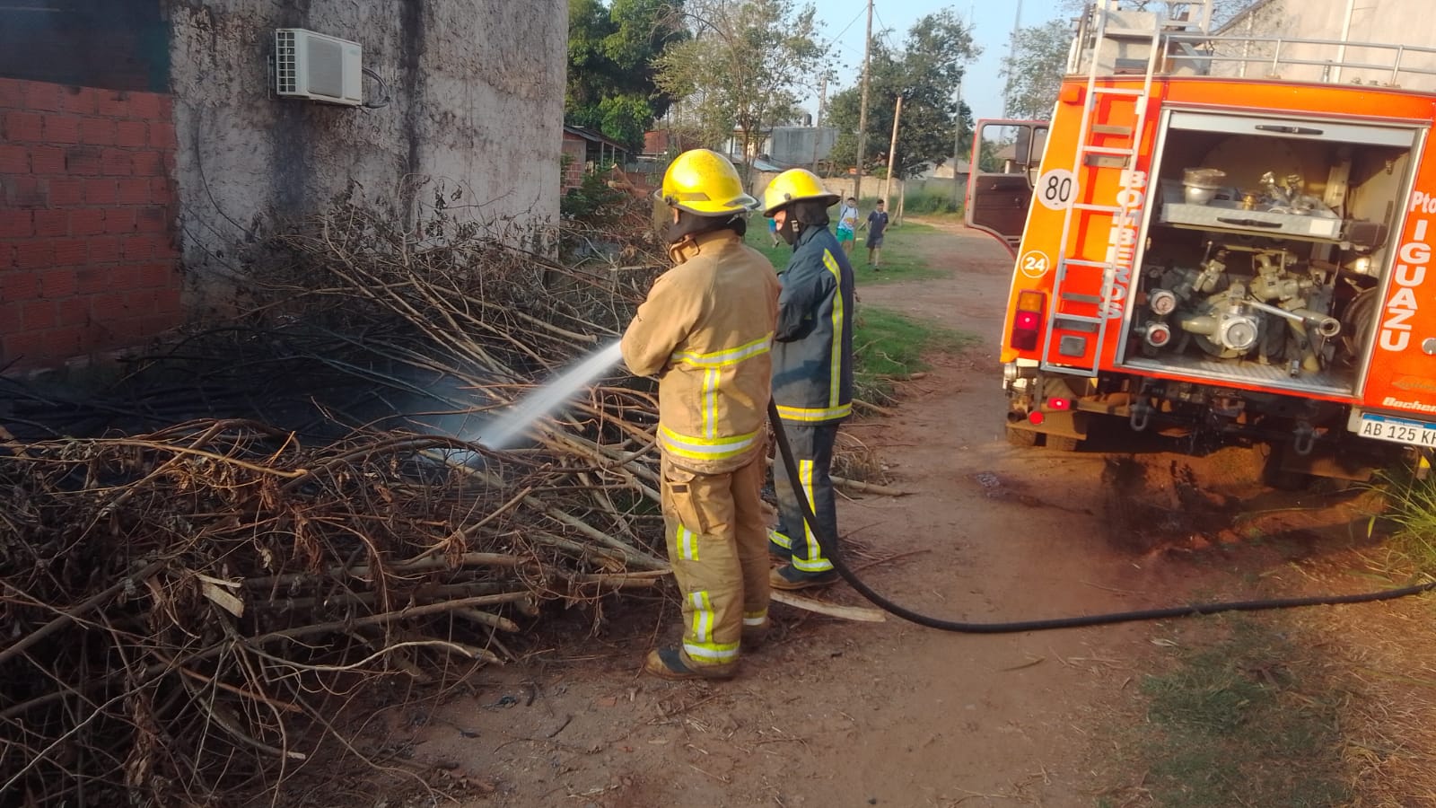 Bomberos debieron detener la quema de ramas por peligro de incendio a vivienda aledañas