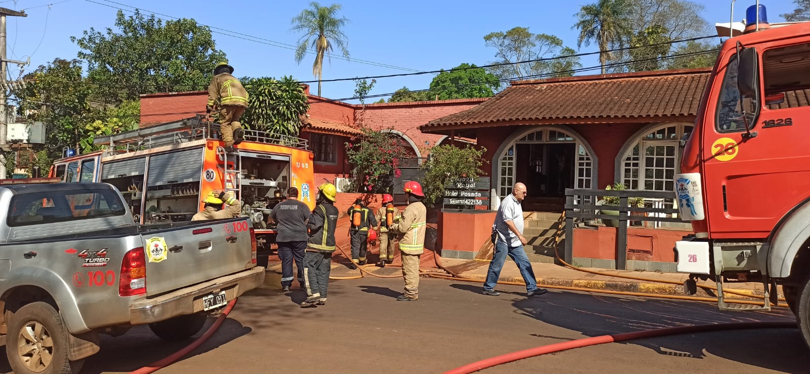 Bomberos extinguieron las llamas de un incendio en un hotel de Iguazú