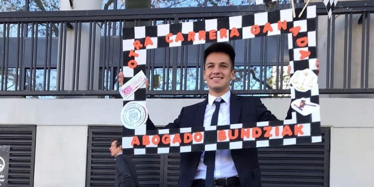 Bundziak ganó otra carrera, se recibió de abogado