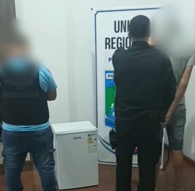 Detuvieron a un hombre que fue captado llevando un frigobar robado