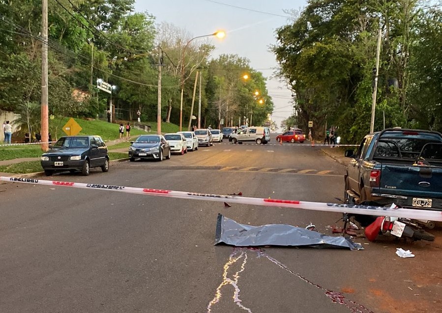 Chocó con una camioneta estacionada y perdió la vida