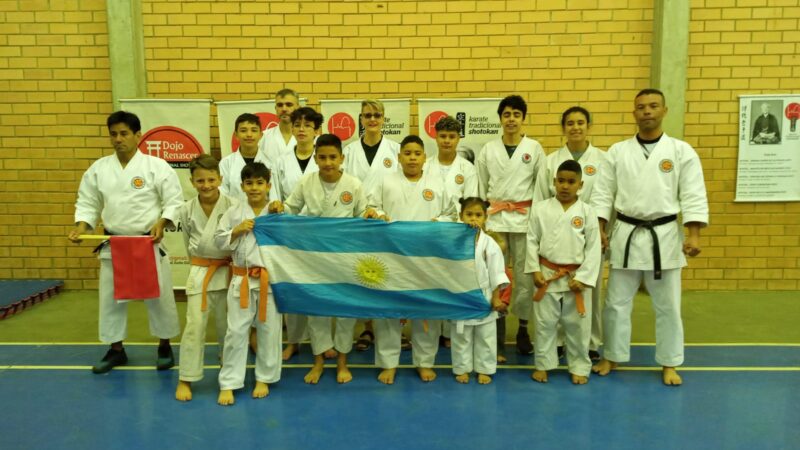 Con 36 medallas vuelven de Santa Catarina Brasil la delegación de Karatecas de Iguazú
