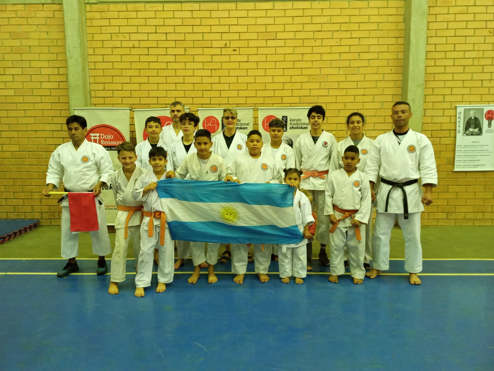 Con 36 medallas vuelven de Santa Catarina Brasil la delegación de Karatecas de Iguazú
