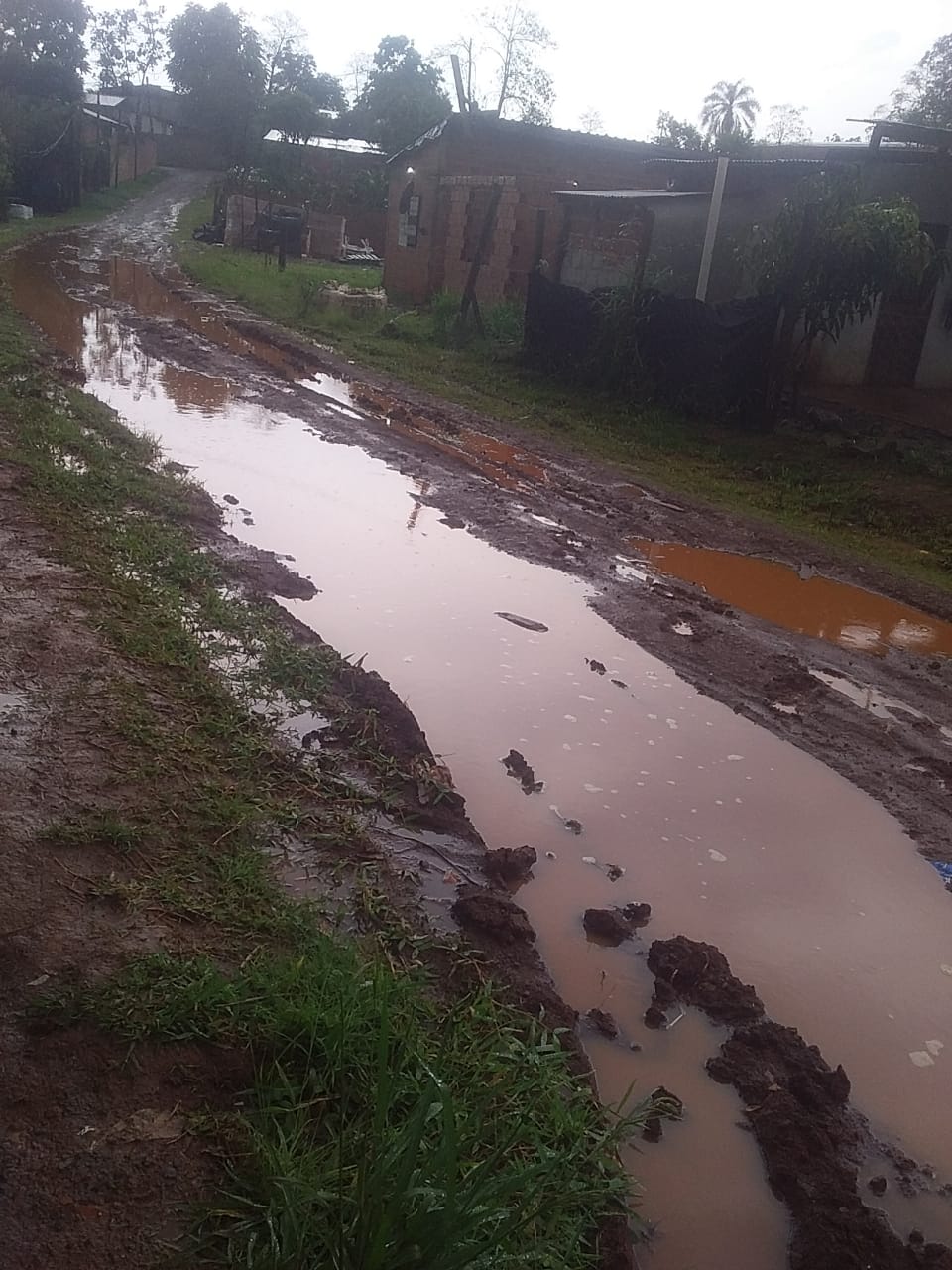 Los días de lluvia dejan en evidencia el estado de abandono en los barrios de Puerto Iguazú