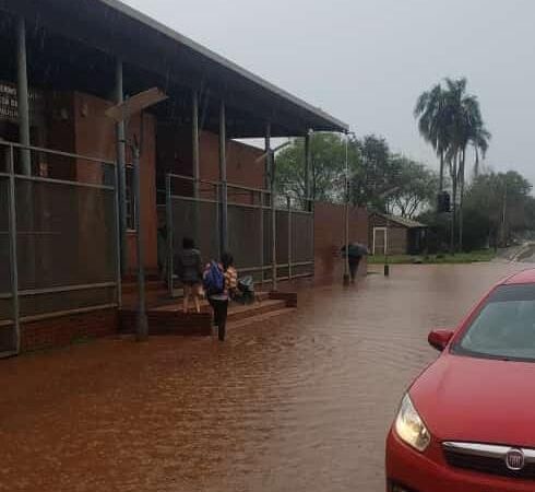 Calles anegadas e intransitables en la mayoría de los barrios de Puerto Iguazú