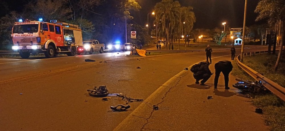 Motocilista murió en el acto tras colisionar con un vehículo brasileño en la rotonda de Puerto Iguazú