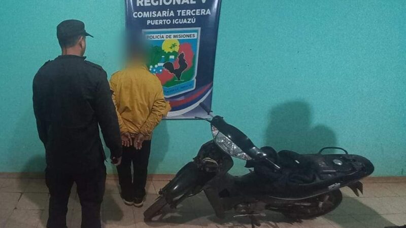 La Policía detuvo a un joven que empujaba una moto robada en Iguazú
