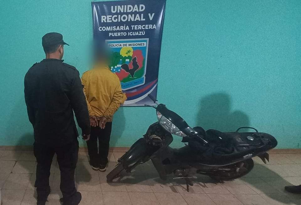 La Policía detuvo a un joven que empujaba una moto robada en Iguazú