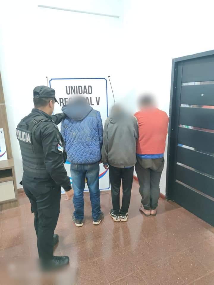 Fueron arrestados llevando elementos robados de un comercio de Puerto Iguazú