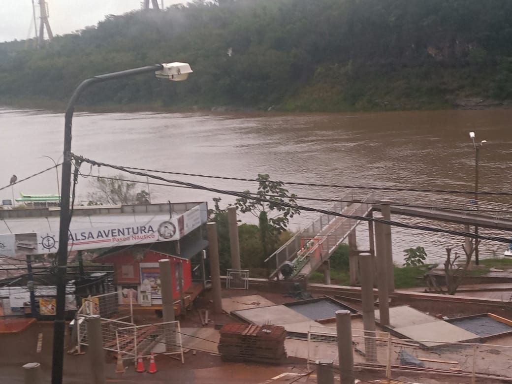 El rio Iguazú continúa Creciendo por las intensas lluvias y hay alerta en Cataratas
