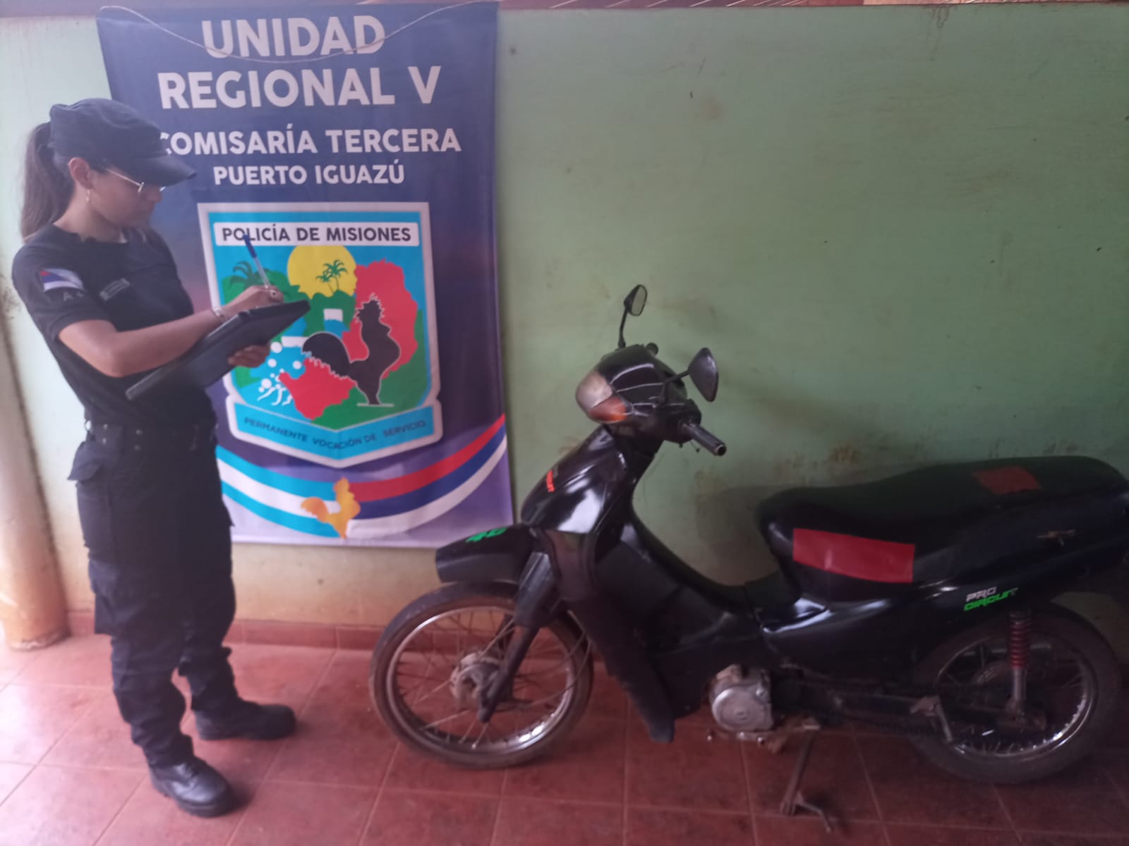 Detuvieron a una pareja que fue filmada robando una motocicleta en Iguazú