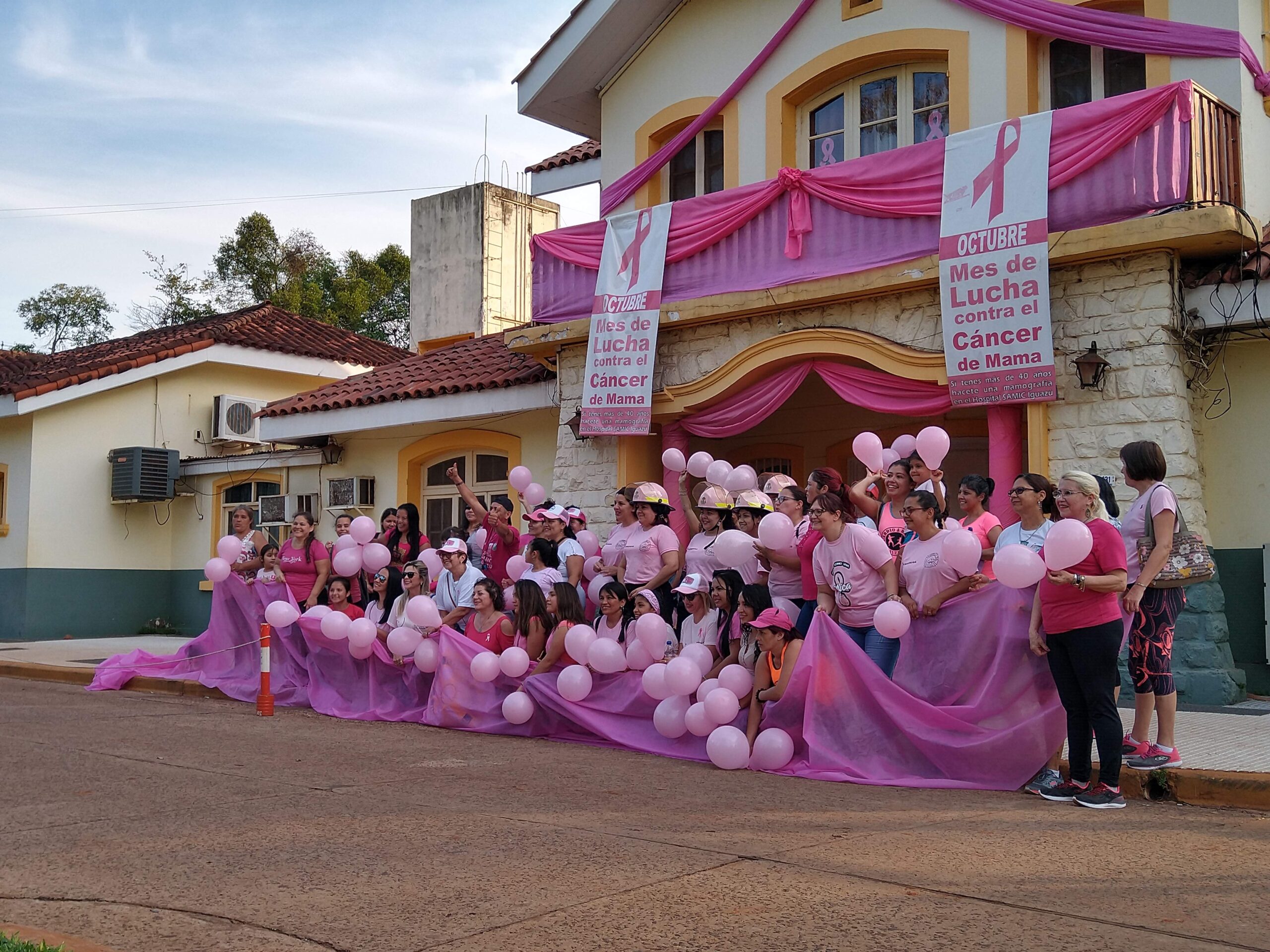 Abrazo simbólico y zumba en el día internacional de lucha contra el cáncer de mama