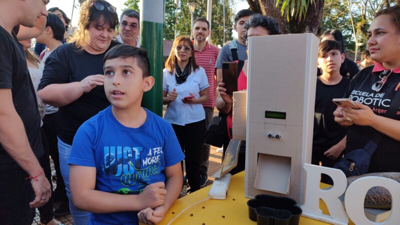 El Messi de la Escuela de Robótica diseño un dispenser de alimentos para mascotas