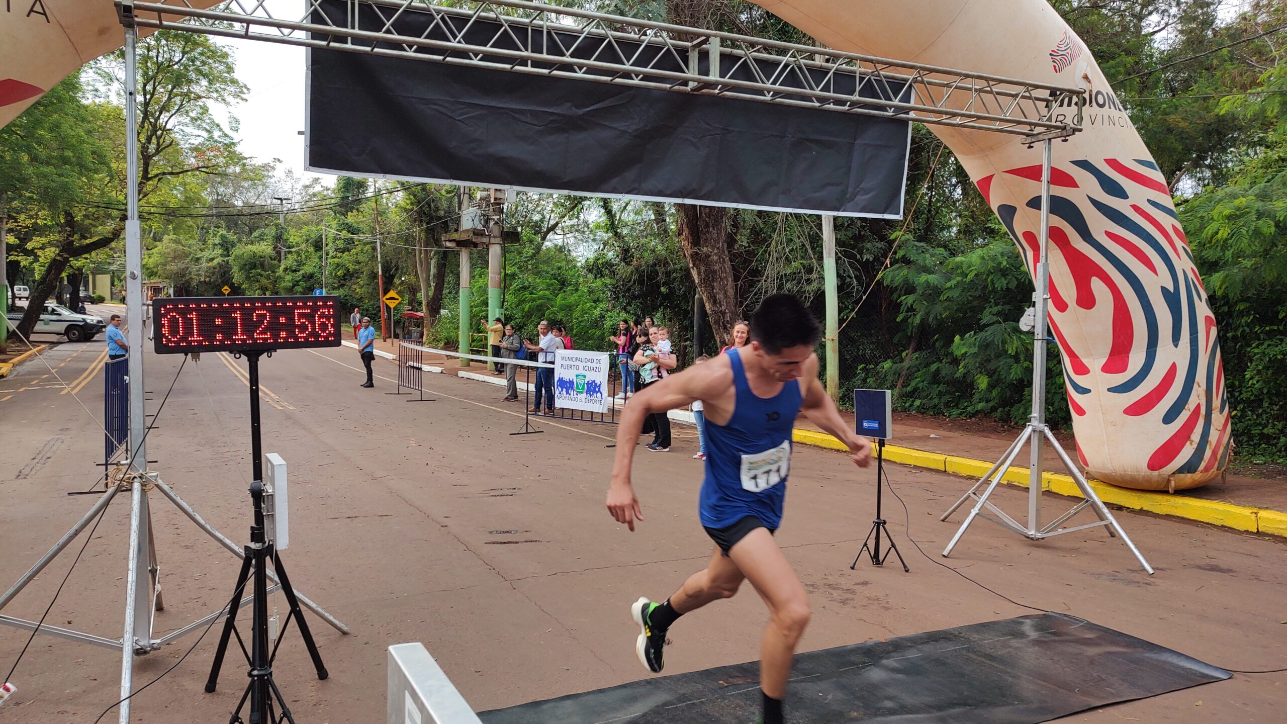 Un misionero y una brasileña llegaron a lo más alto del podio de la media maratón de las Tres Fronteras